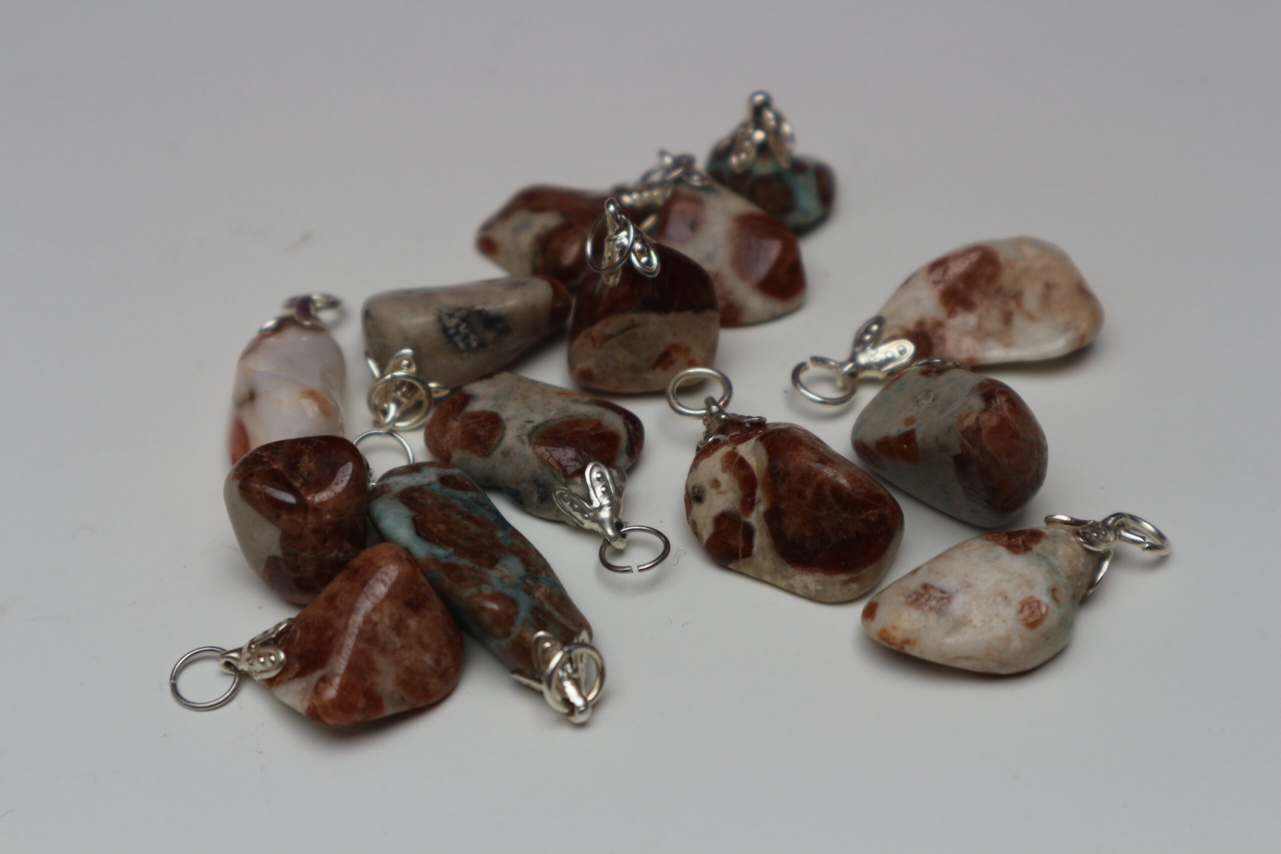 Hessoniet in Wollastoniet hanger - Afbeelding 1